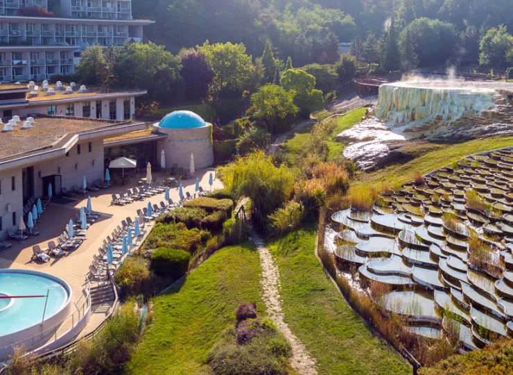 Spa znajduje się w bezpośrednim sąsiedztwie źródeł termalnych Egerszalók