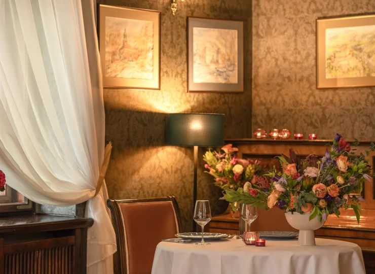 Klimatyczne wnętrza pałacowej restauracji