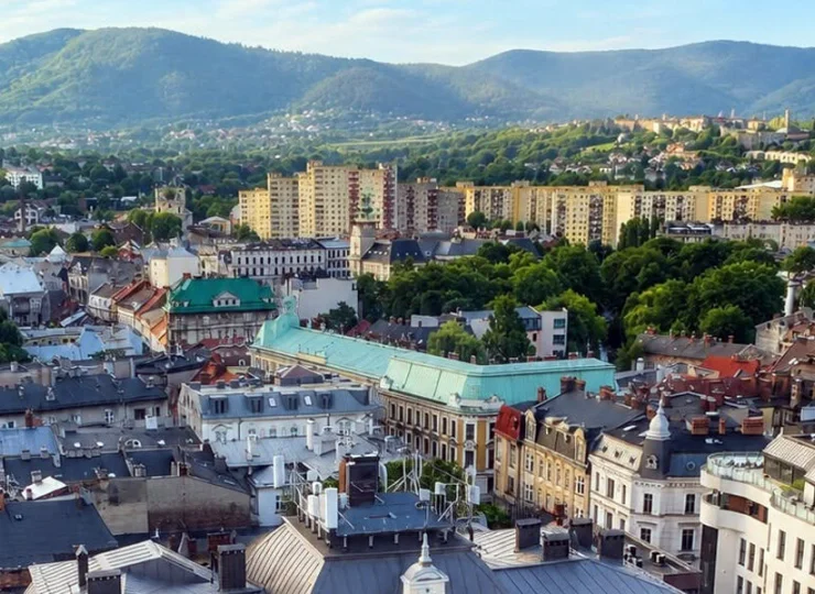 To dobra baza zarówno do odkrywania zabytków miasta, jak i wycieczek w Beskidy