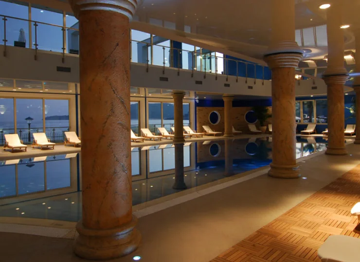 Z basenu widać morze i schodzące do niego góry