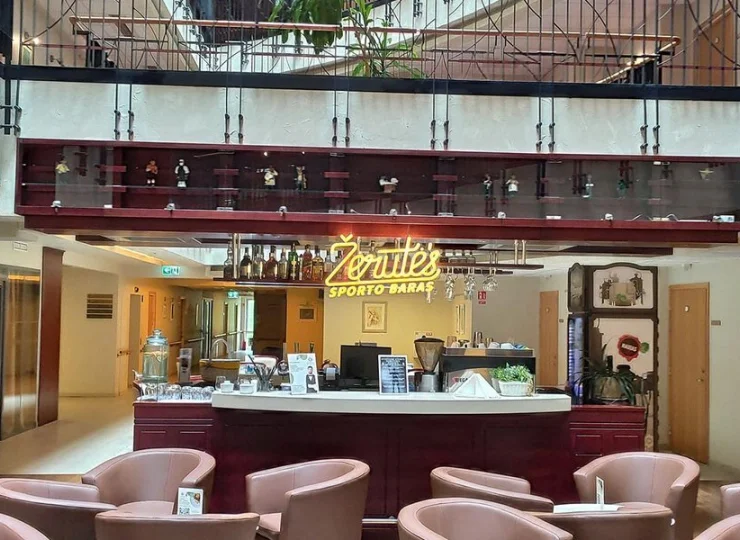 Hotelowy bar zaprasza na napoje i desery