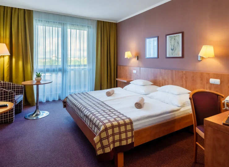 Dla gości przygotowano wygodne pokoje z balkonami