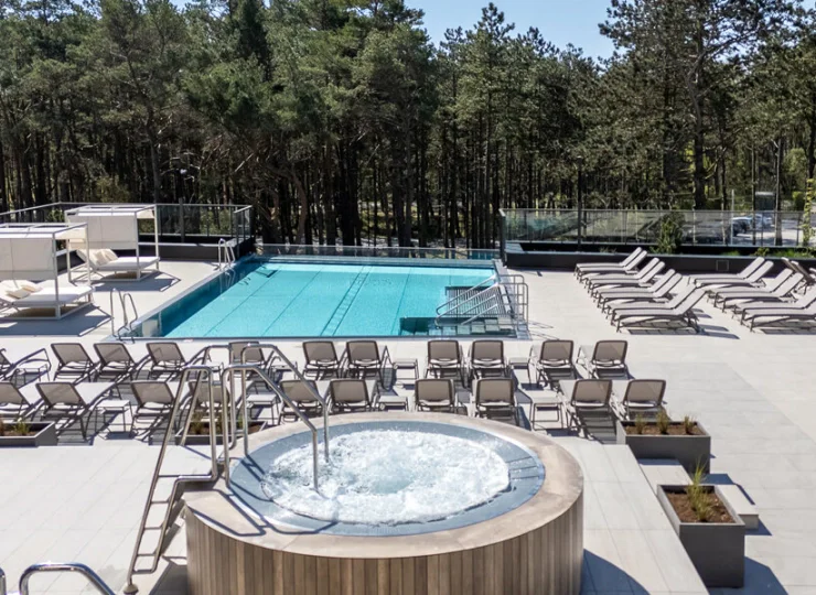 Na tarasie stoi sporo leżaków, jest też zewnętrzne jacuzzi