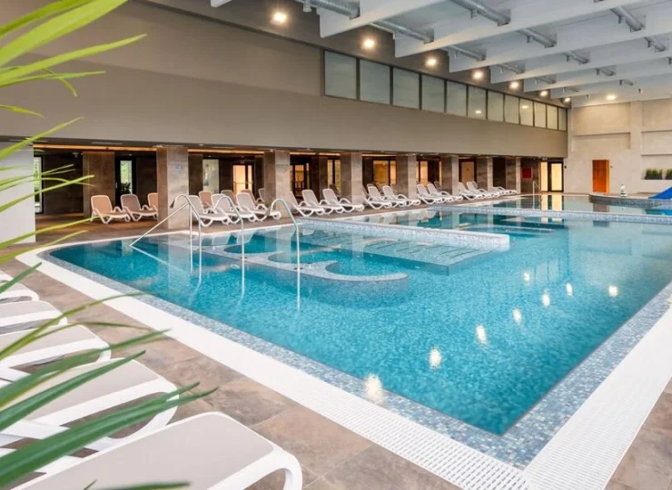 Po kąpieli można odpocząć na leżakach