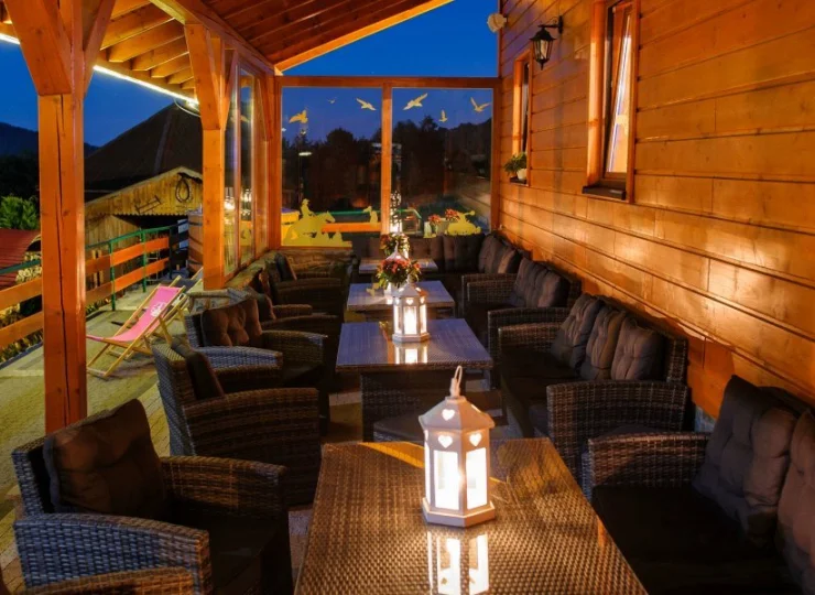 Taras przy restauracji pozwala cieszyć się posiłkiem na świeżym powietrzu