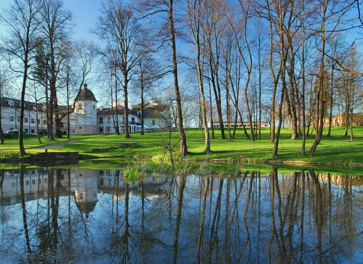 Otoczenie stawu i pięknego parku tworzy unikalną atmosferę