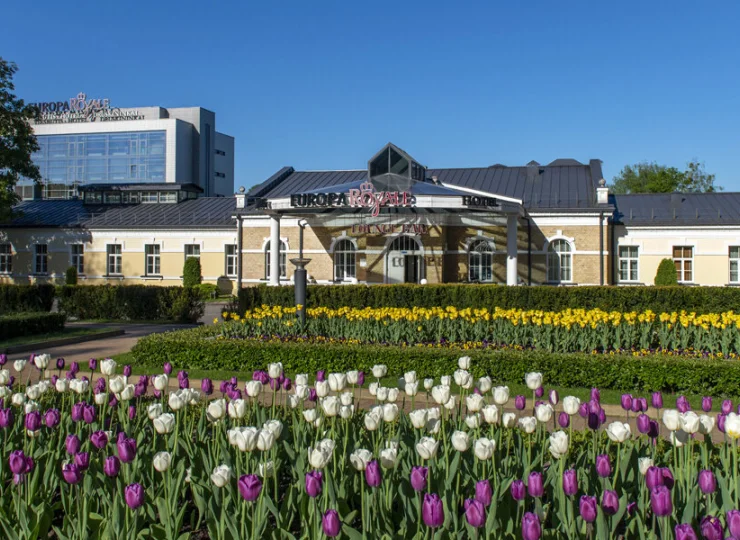 Hotel mieści się w dwóch połączonych budynkach i jest otoczony zadbanym parkiem