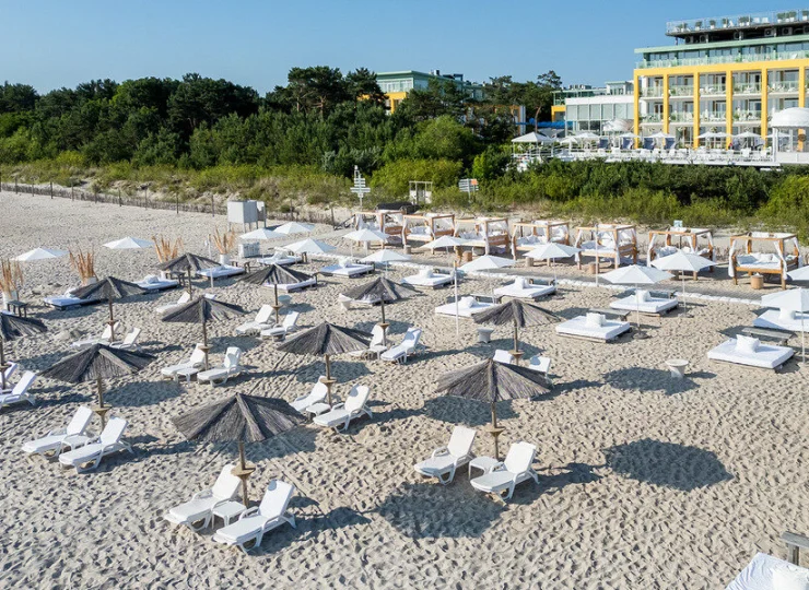 Na plaży przygotowano wygodne łóżka balijskie i leżaki