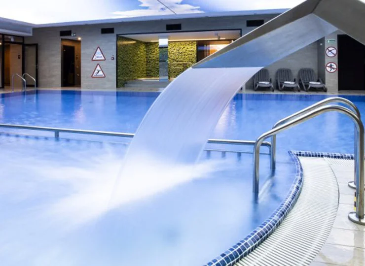 Do dyspozycji gości jest basen, sauny i jacuzzi