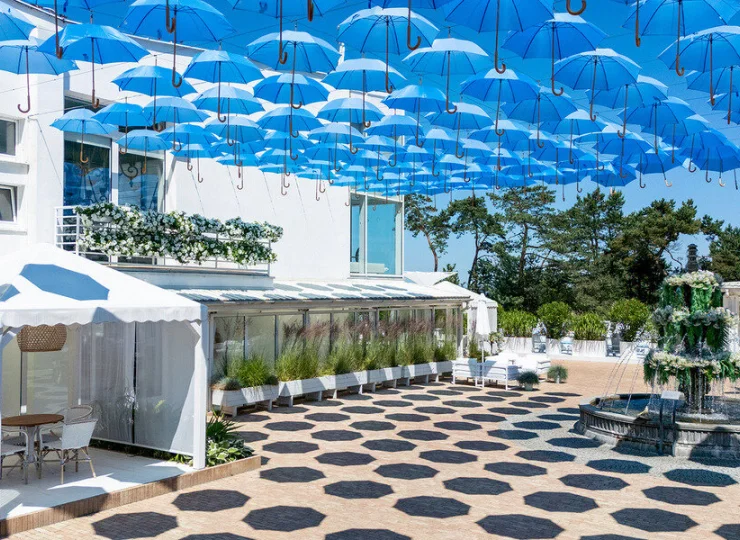 Hotelowy dziedziniec z fontanną