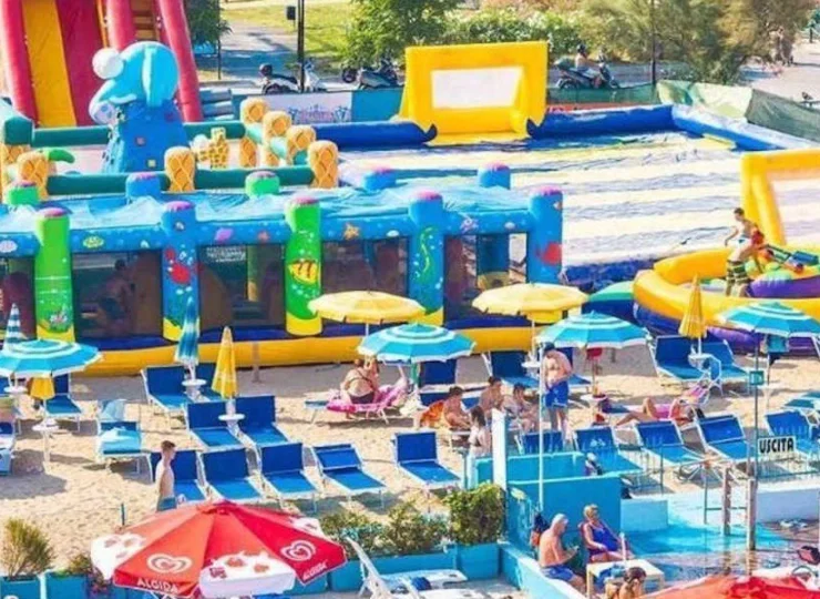 Oraz rampa do skoków, zjeżdżalnie i strefa relaksu