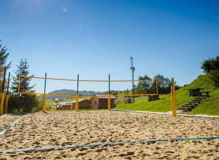 Z kortem tenisowym sąsiaduje boisko do siatkówki plażowej