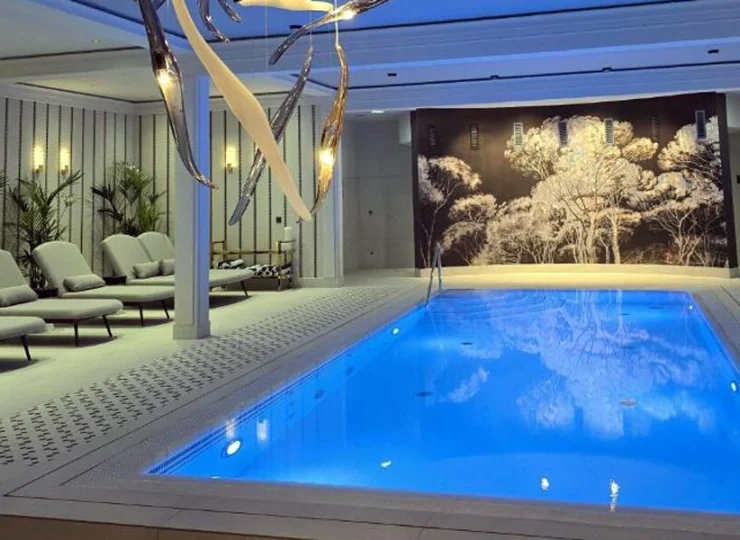 Znajduje się tu basen o wymiarach 8 x 4 metry, wyposażony w przeciwprąd