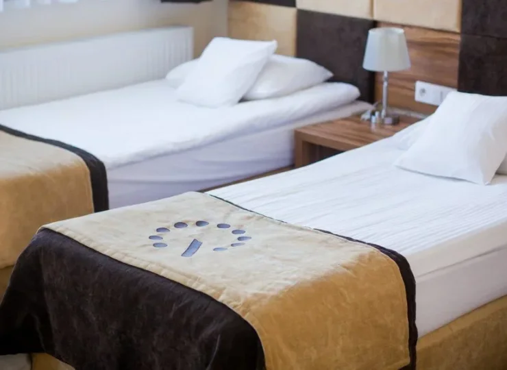 Pokoje wyposażone są też m.in. w: TV, WiFi, suszarkę do włosów