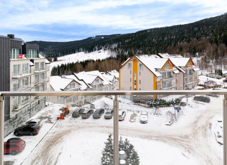 Z balkonów rozpościerają się górskie widoki
