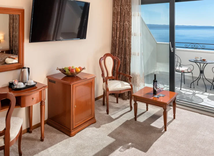 Widoki na Adriatyk i okoliczne wyspy potrafią na dłużej zatrzymać w pokoju