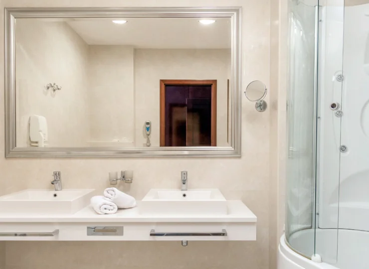 W łazienkach znajdują się kabiny prysznicowe z systemem jacuzzi