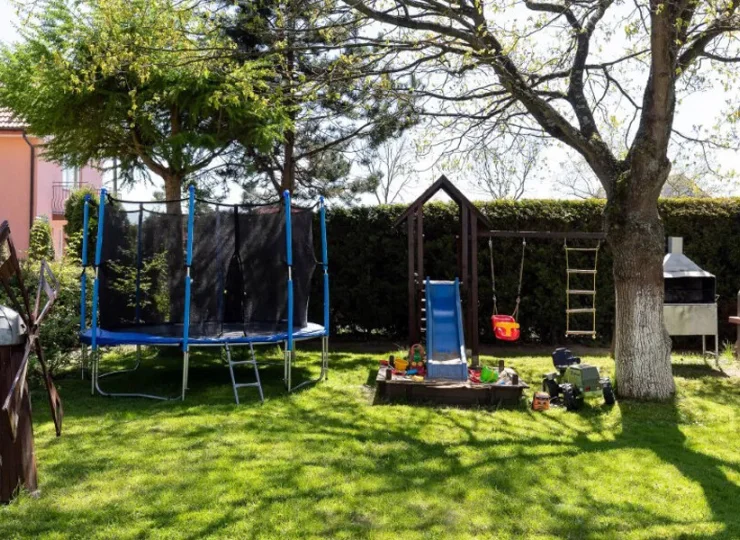 W ogrodzie znajdują się miejsca do grillowania oraz plac zabaw