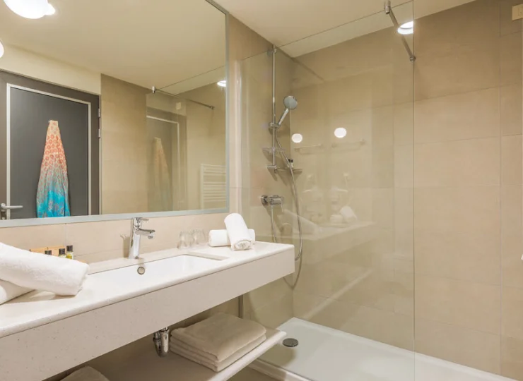 Do pokoju przylega dobrze wyposażona łazienka