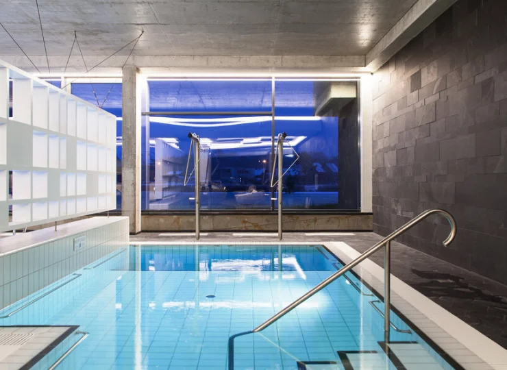 W designerskiej strefie basenowej wodny relaks jest jeszcze przyjemniejszy