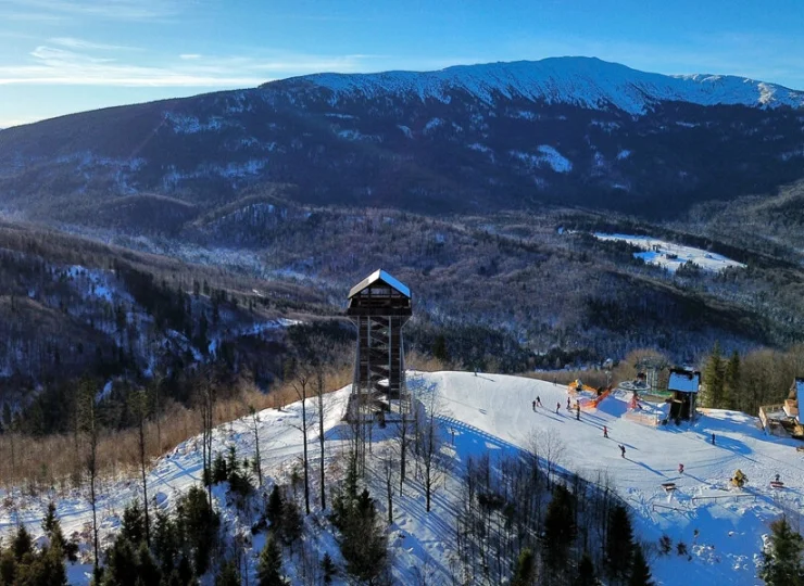 Zawoja znajduje się u stóp Babiej Góry i Mosornego Gronia z wyciągiem i wieżą