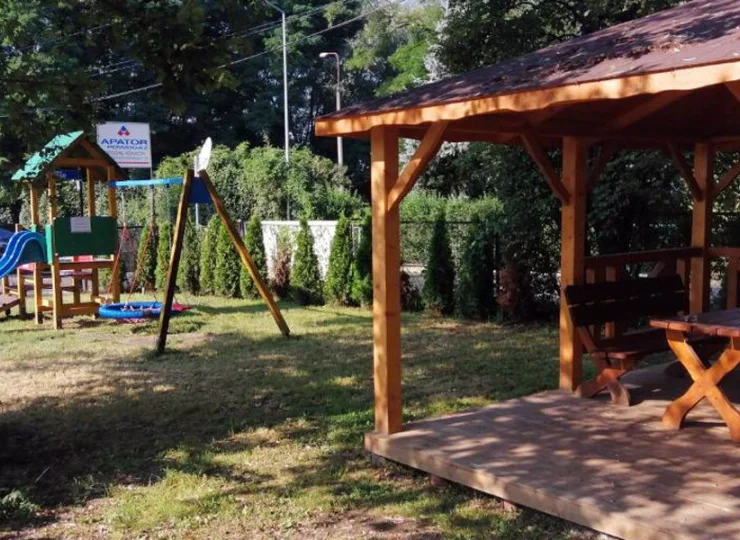 Jest tutaj także wiata i plac zabaw