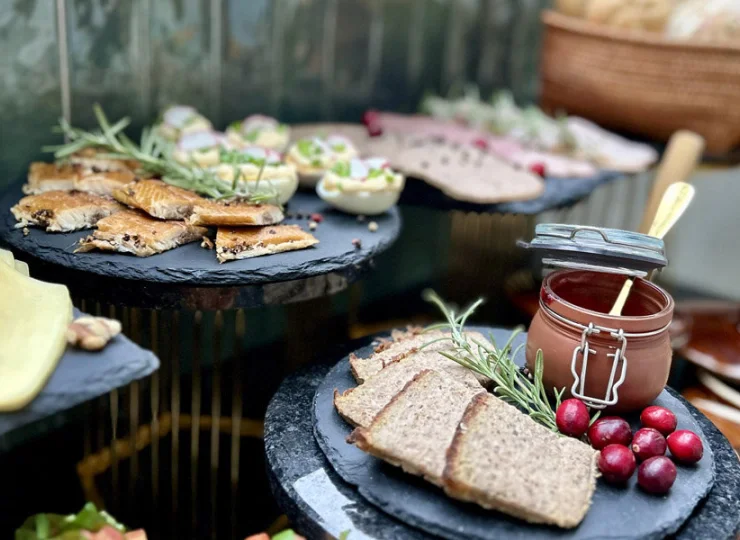 Jest tutaj i nabiał, i potrawy mięsne, i składniki dla wegetarian