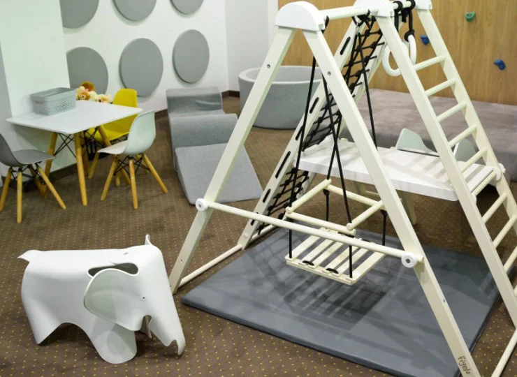 W sali zabaw jest huśtawka i zjeżdżalnia