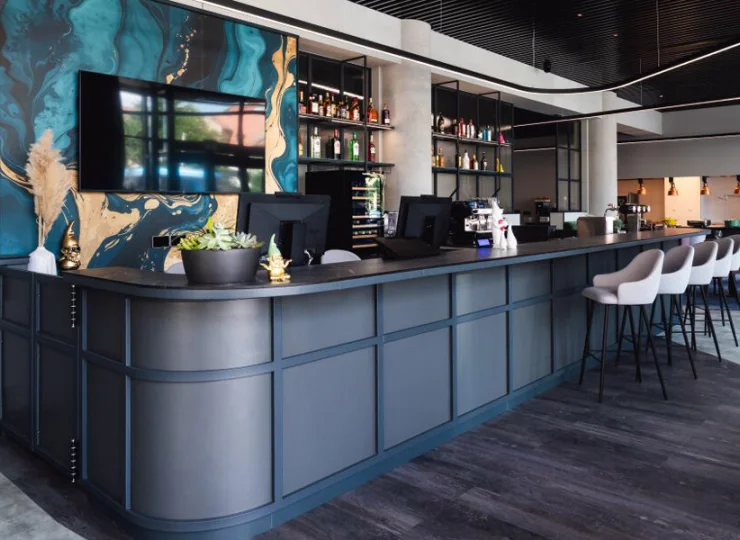 Na gości czeka także nowoczesny drink bar z kawiarnią