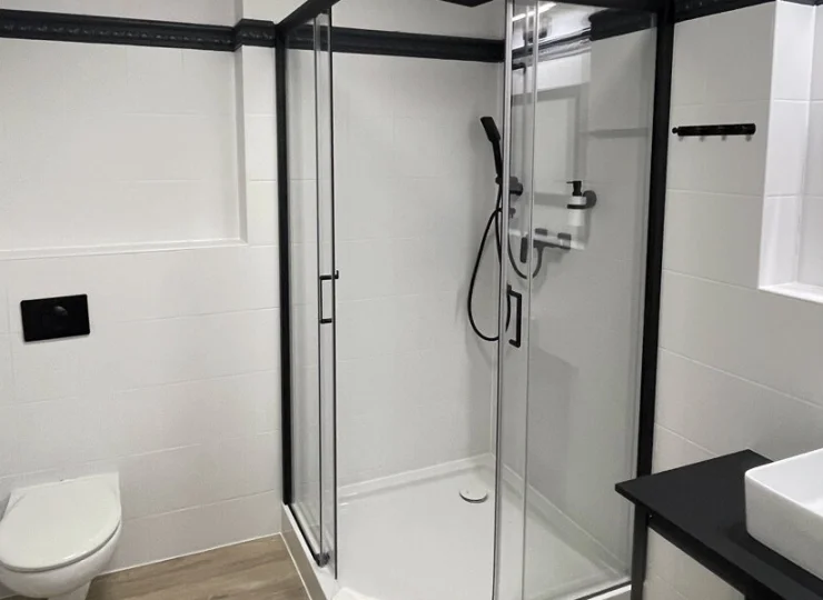 Nowoczesna łazienka w pokoju standard family