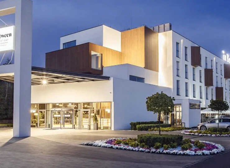 Jest nowoczesnym czterogwiazdkowym obiektem