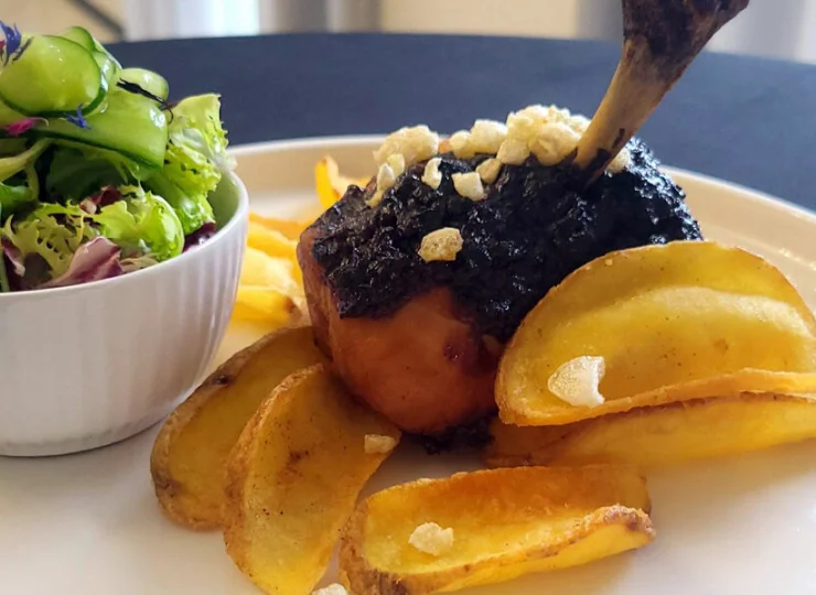 Na gości każdego dnia czekają smaczne śniadania i dania z karty