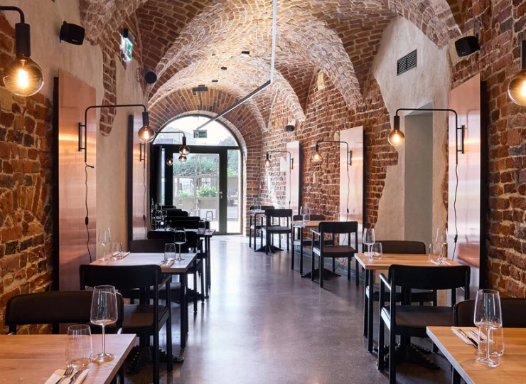 Hotelowa restauracja prezentuje wyrafinowaną kuchnię w kameralnym otoczeniu