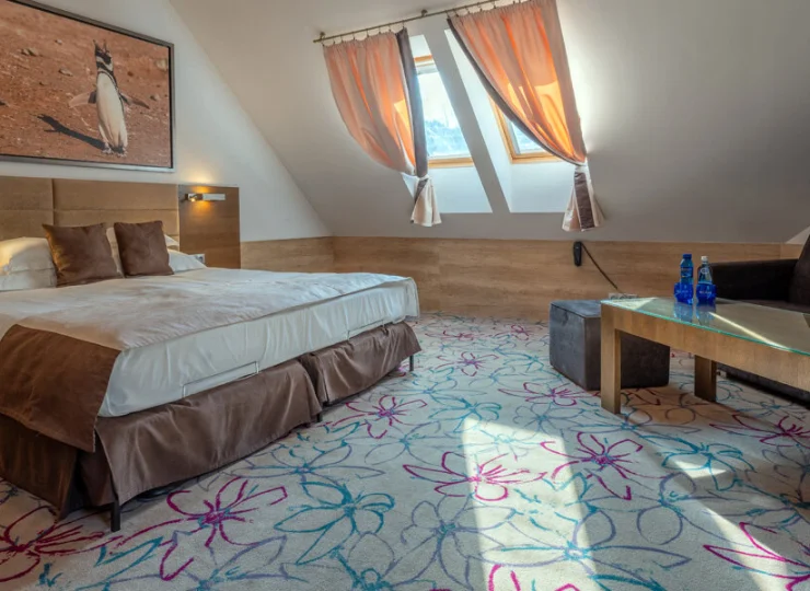  W budynku hotelowym przygotowano pokoje w różnym standardzie