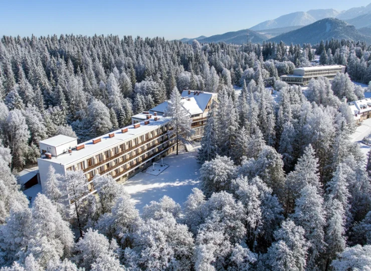 Jest pięknie położona na Antałówce, we wschodniej części Zakopanego