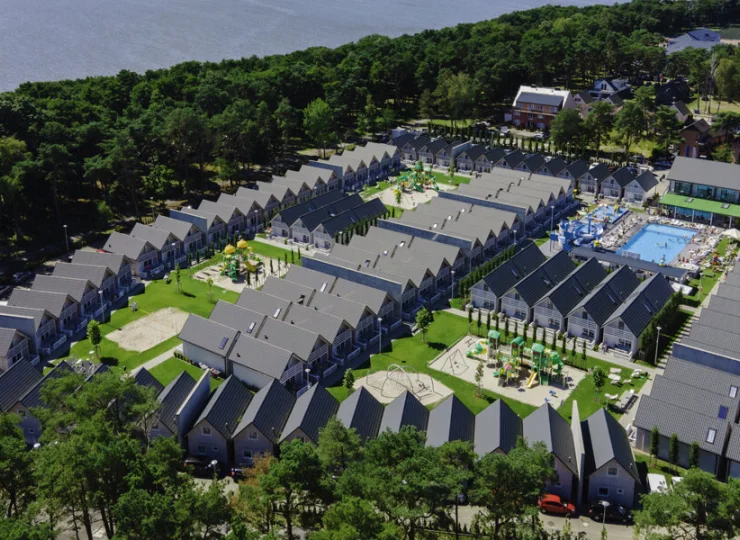 Resort mieści się nad brzegiem jeziora Liwia Łuża