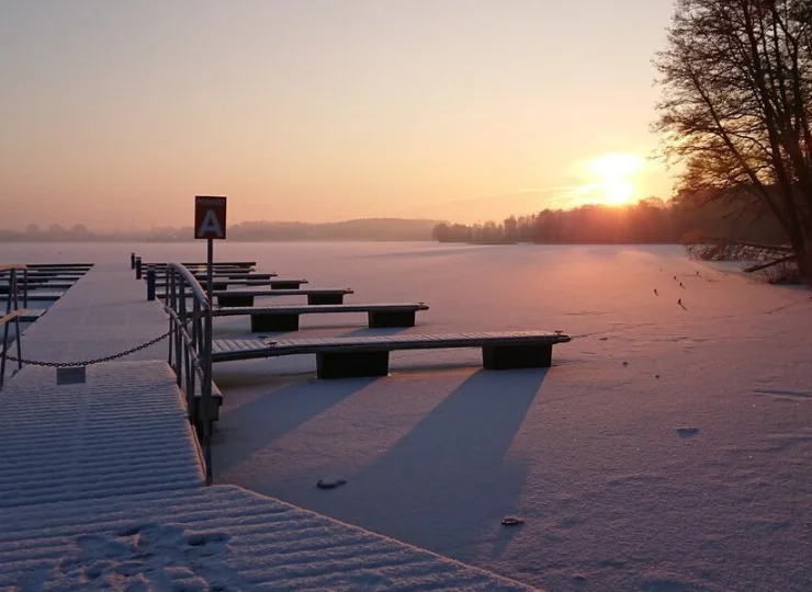 Zachód słońca nad pobliskim Jeziorem Ukiel zimą