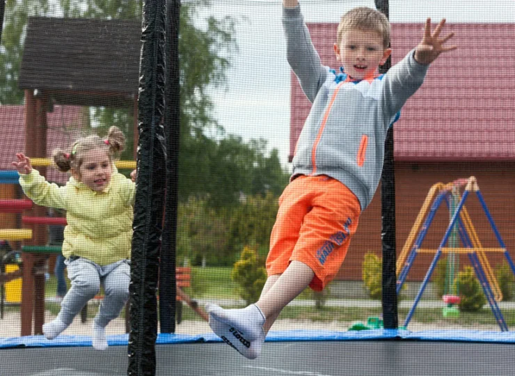Na dzieci czeka rozległy plac zabaw i trampolina