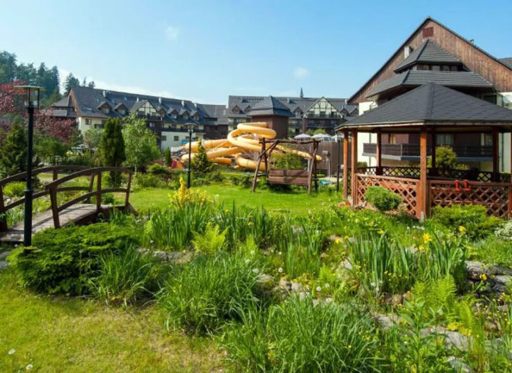 Resort jest otoczony zadbanym ogrodem