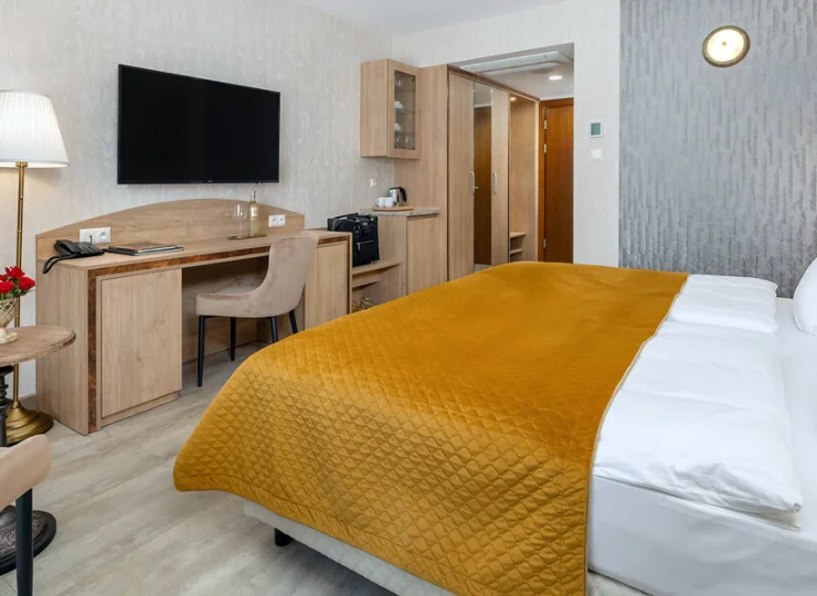 Pokoje są klimatyzowane, każdy ma balkon