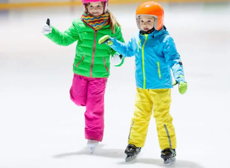 Mali i duzi lubią spędzać razem czas na lodowisku
