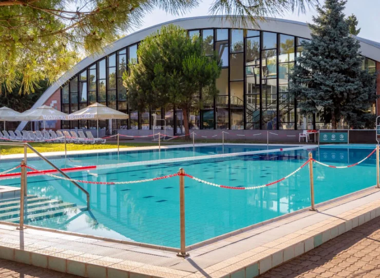 Zewnętrzny basen do pływania jest czynny od maja do września