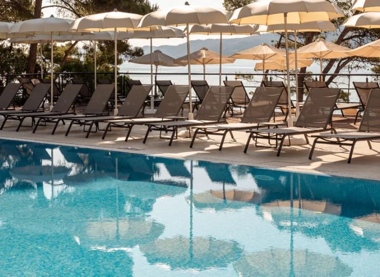 Aminess Younique Senses Resort mieści się tuż obok naturalnej plaży