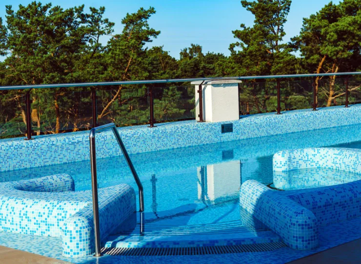 Basen zewnętrzny z podgrzewaną wodą jest dostępny w słoneczne dni od V do X