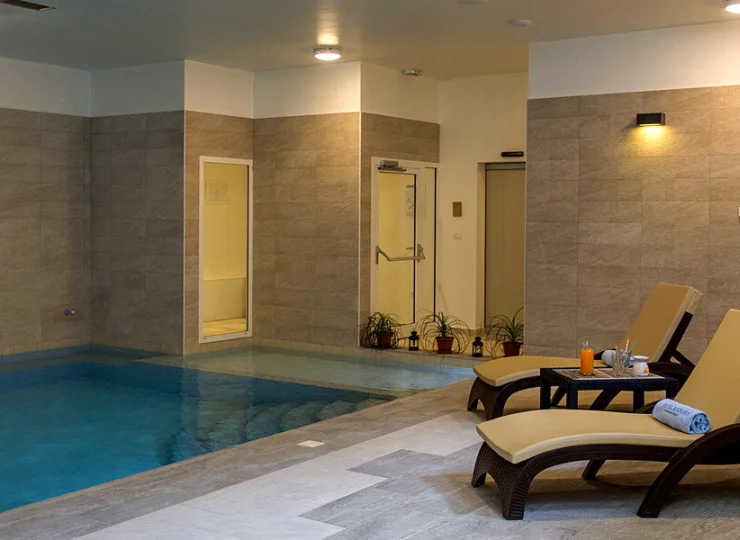 Po kąpieli można odpocząć na leżakach