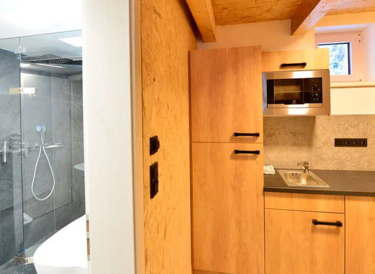 W domkach jest aneks kuchenny oraz stół z krzesłami