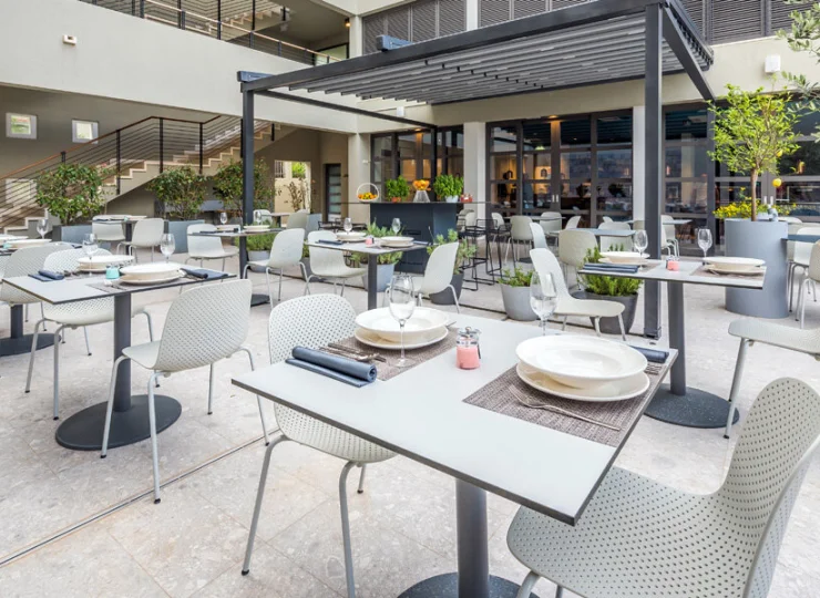 Posiłkiem można cieszyć się także na wewnętrznym atrium