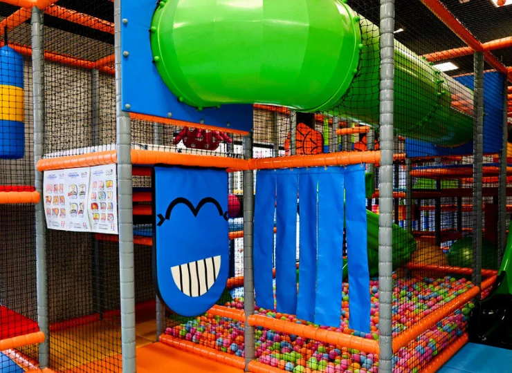 W Kids Clubie są zjeżdżalnie, trampoliny, baseny z piłeczkami