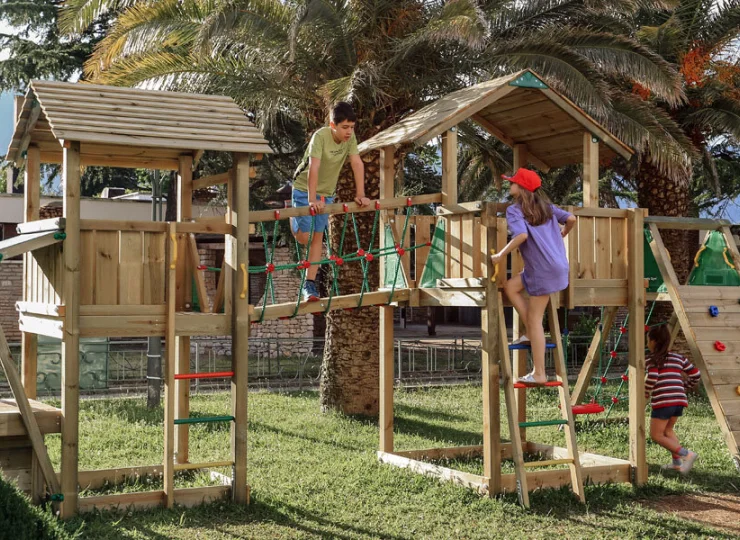 Na dzieci czeka piękny hotelowy plac zabaw, otoczony palmami