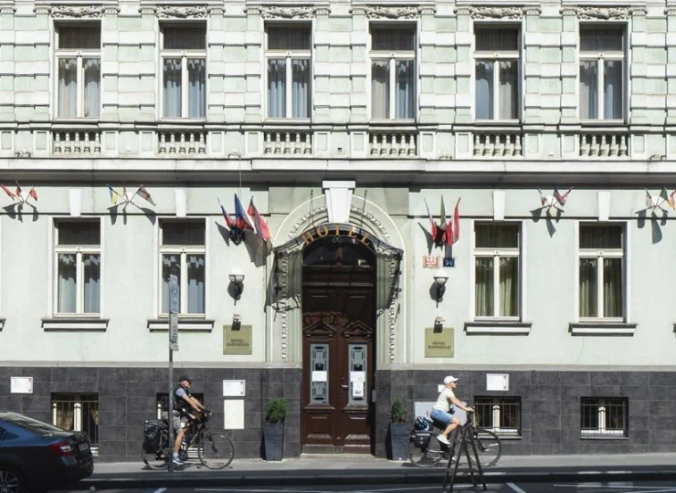 Fasada hotelowej kamienicy